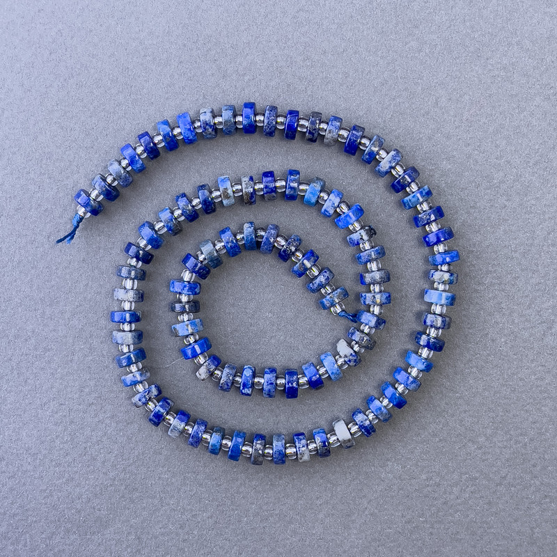 Koraliki z lazurytu naturalnego 6×2,5 mm na nici