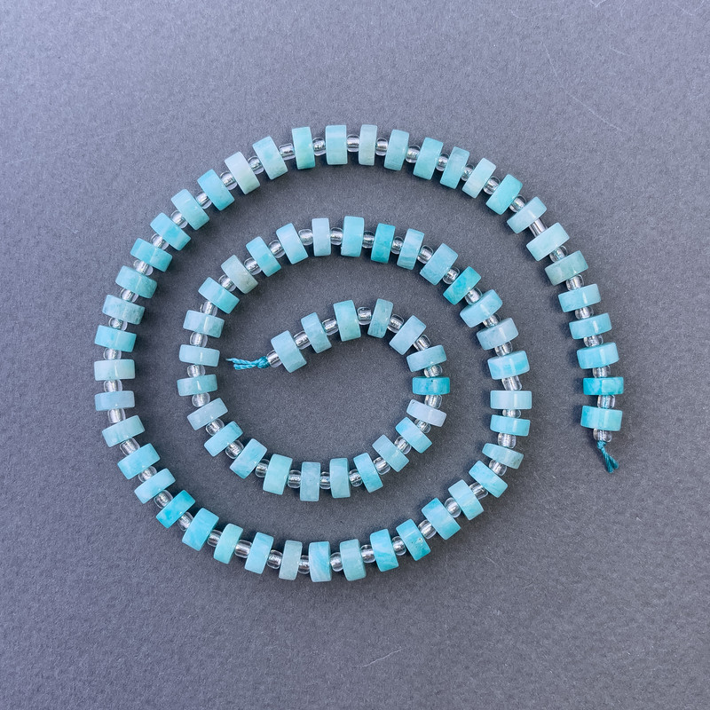 Koraliki amazonitu z naturalnego kamienia, w kształcie tarcz, na nici, średnica 6×3 mm, długość 40 cm, z koralikami 3×2 mm