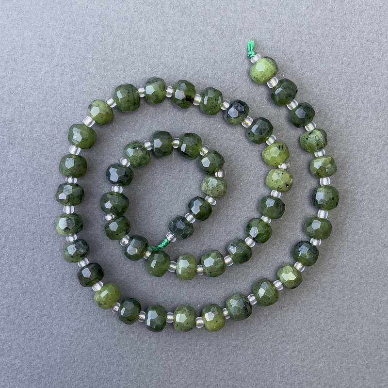 Koraliki jadeitu kanadyjskiego, naturalny kamień fasetowany w kształcie rondela, na nitce, średnica około 7,5×6 mm, długość około 38 cm, z drobnymi koralikami 3×2 mm
