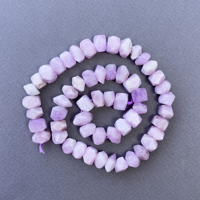 Koraliki kunzytu z naturalnego kamienia, fasetowane rondelki na nitce, średnica 10×7 mm, długość 39 cm