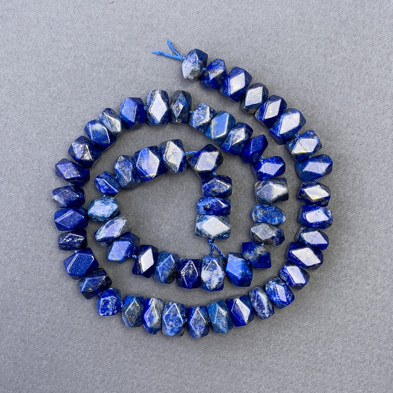 Koraliki z lapis lazuli – naturalny kamień, fasetowane w kształcie rondeli na nitce, średnica 10x7 mm, długość około 39 cm