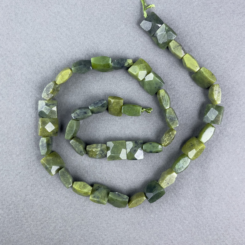 Koraliki jadeitu kanadyjskiego, naturalny kamień, fasetowane prostokątne koraliki na nici, wymiary 9×10×5 mm, długość 40 cm +/-