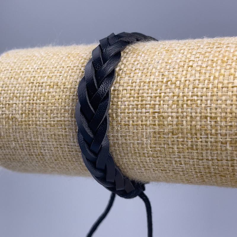 Bransoleta, długość 18–25 cm, grubość 10 mm, ekoskóra, kolor czarny, na zapięciu