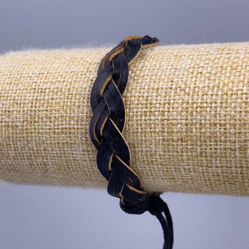 Bransoleta, długość 18–25 cm, grubość 12 mm, eko-skóra, kolor czarny, na zapięciu