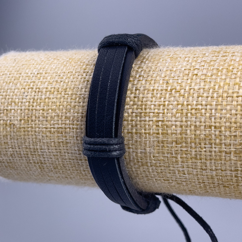 Bransoleta, długość 18–25 cm, grubość 12 mm, ekoskóra, kolor czarny, na regulowanym zapięciu