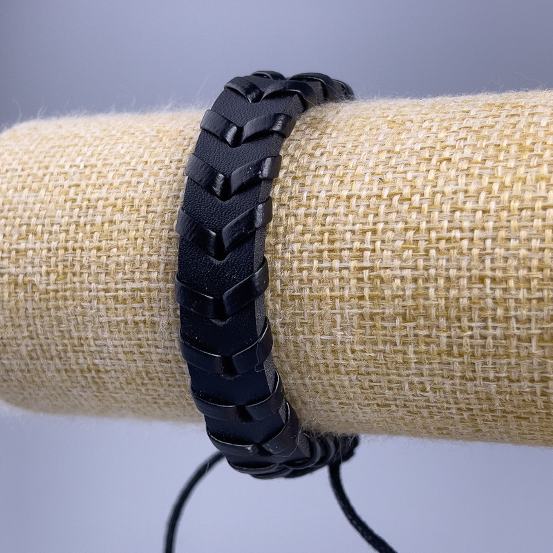 Bransoleta, długość 18-25 cm, grubość 12 mm, ekoskóra, kolor czarny, na zapięciu
