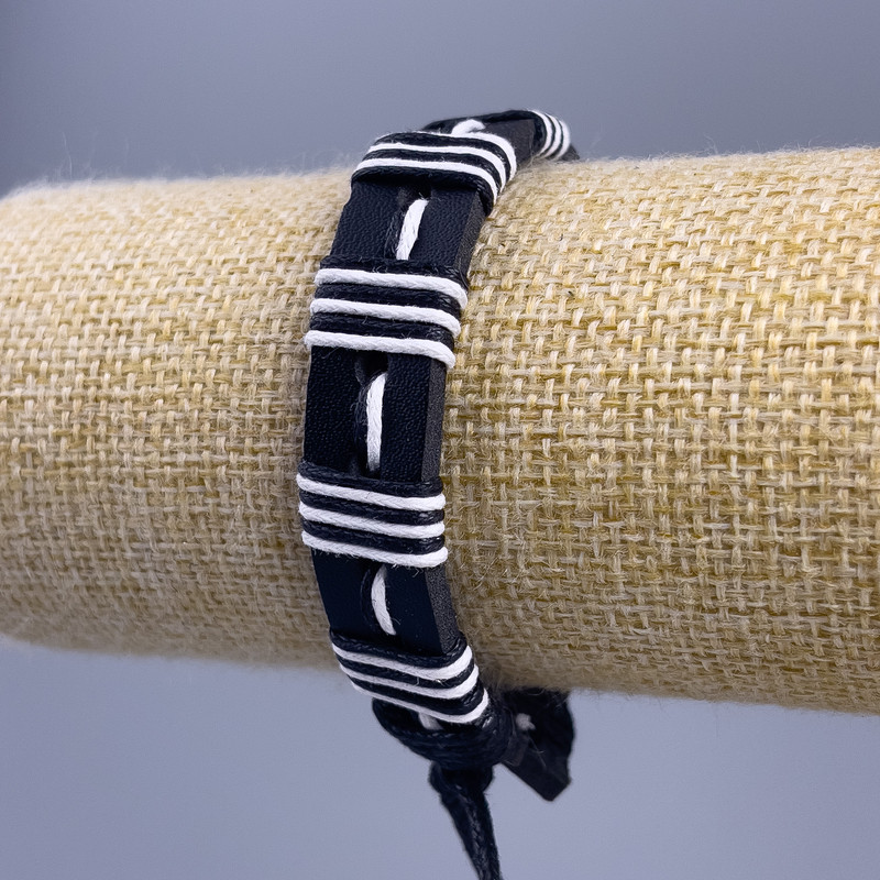 Bransoleta, długość 18–25 cm, grubość 14 mm, ekoskóra, kolor czarny z białym na zapięciu