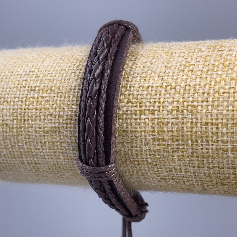 Bransoletka z ekoskóry, długość 18-25 cm, grubość 12 mm, kolor brązowy, z regulacją.