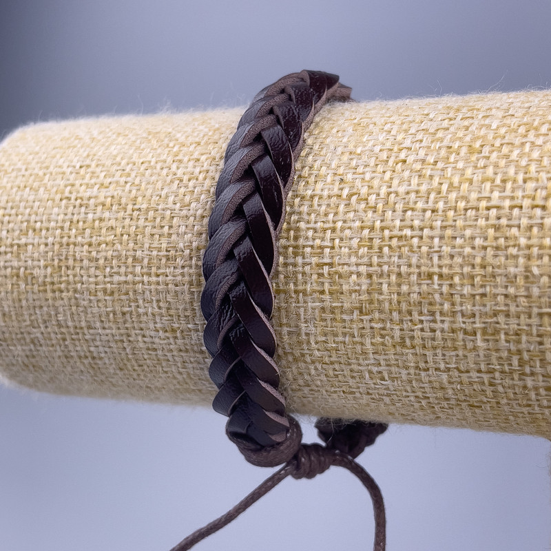 Bransoletka, długość 18–25 cm, grubość 10 mm, ekoskóra, kolor brązowy, na sznurku regulowanym