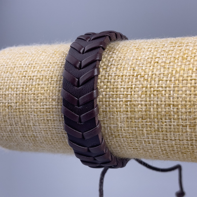 Bransoleta z brązowej ekoskóry, długość 18–25 cm, grubość 14 mm, kolor brązowy, na regulowanym zapięciu