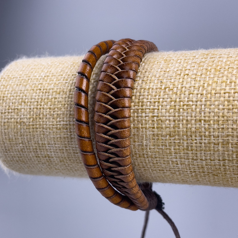 Bransoleta, długość 18-25 cm, grubość 12 mm, ekoskóra, kolor jasnobrązowy, na regulowanym zapięciu