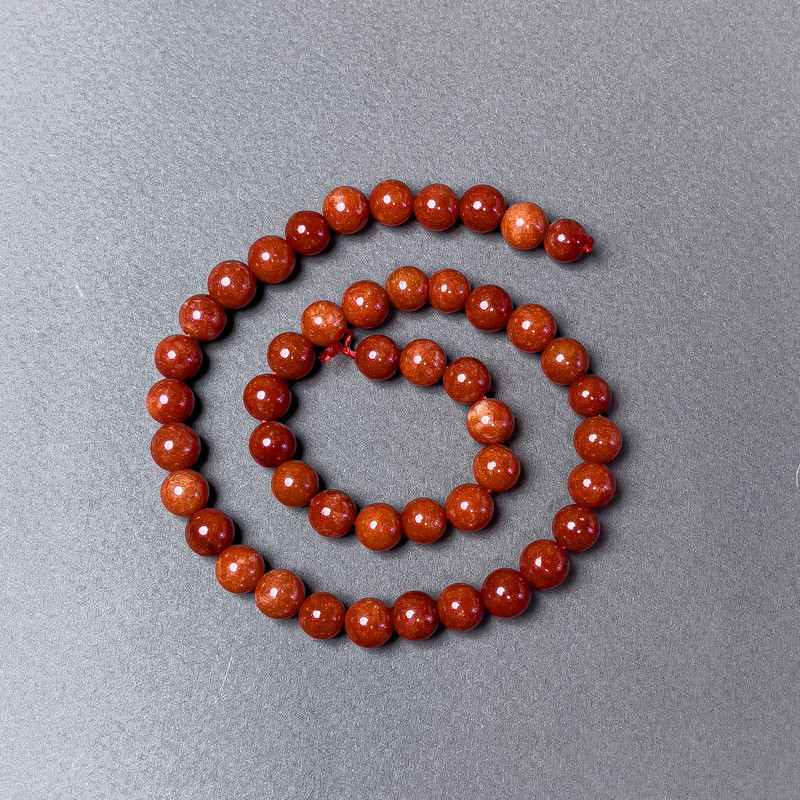 Koraliki z czerwonego jaspisu (prasowane) gładkie kuleczki, średnica około 8,5 mm, długość około 39 cm, na nici