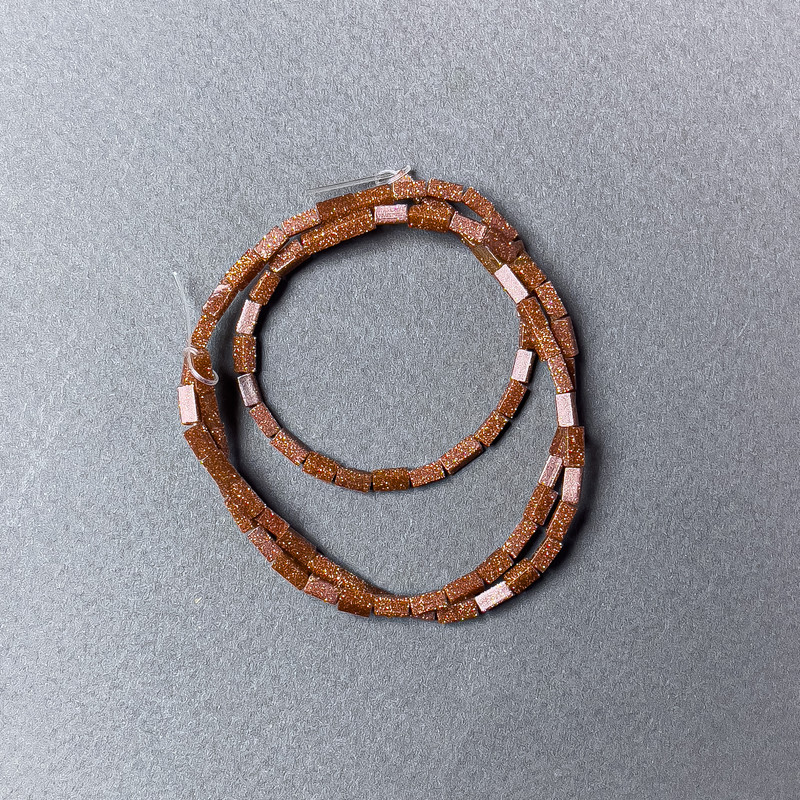 Koraliki z awenturynu „Złoty Piasek” prostokątne, średnica 2×4 mm, długość 38 cm, na żyłce