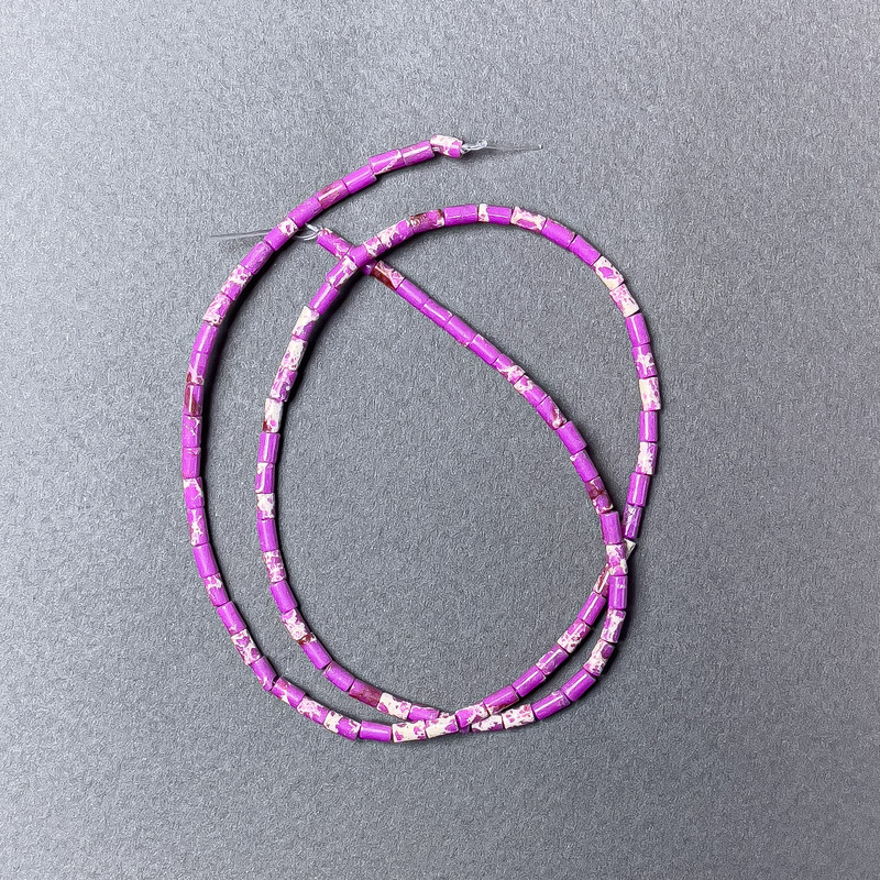 Koraliki z varyscytu fioletowe (fasetowane), średnica 2×4 mm, długość około 38 cm, na nici