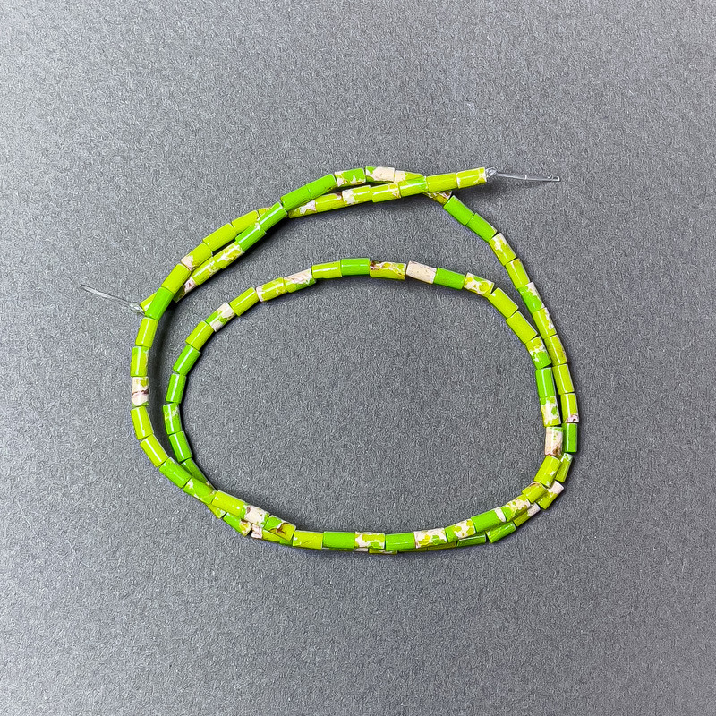 Koraliki z variscytu zielony limonkowy, facetowane, średnica 2x4 mm, długość ok. 38 cm, na nici
