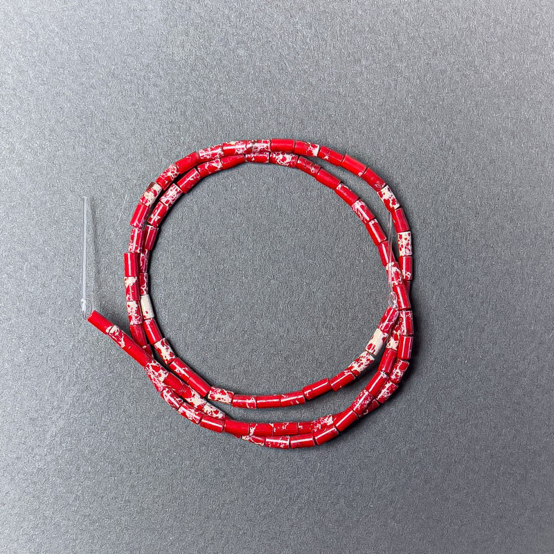 Koraliki z varyscytu czerwonego (prasowane) fasetowane, średnica 2x4 mm, długość 38 cm, na nitce