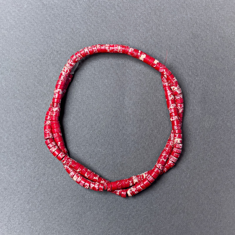 Koraliki z czerwonego varyscytu w kształcie rondeli (prasowane), średnica 4,5×2,5 mm, długość 38 cm, na żyłce