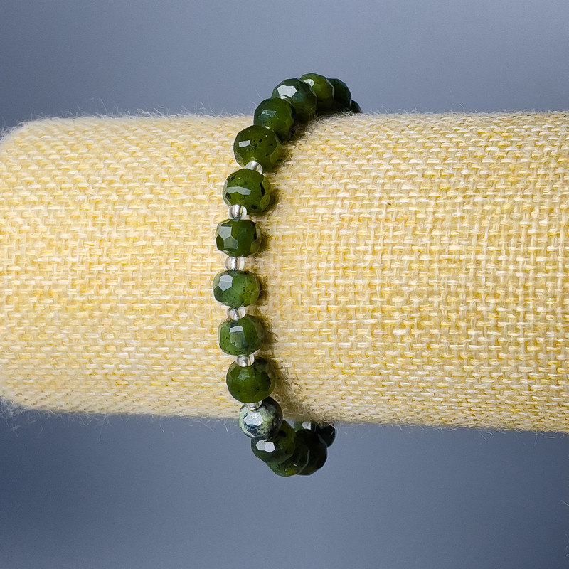 Bransoletka z kanadyjskiego jadeitu, naturalny kamień, fasetowane rondelki, średnica 8×6 mm ±, długość 18 cm (elastyczna) z koralikami