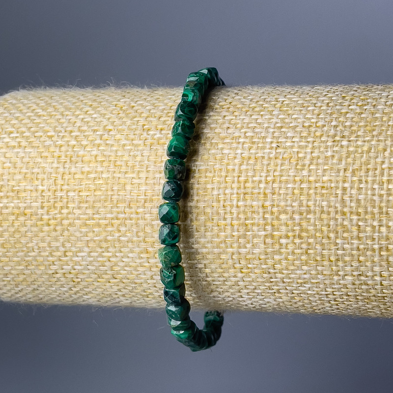 Bransoletka z malachitu – naturalny kamień, fasetowane kostki, średnica 4,5 mm, długość 18 cm (na elastycznej gumce)