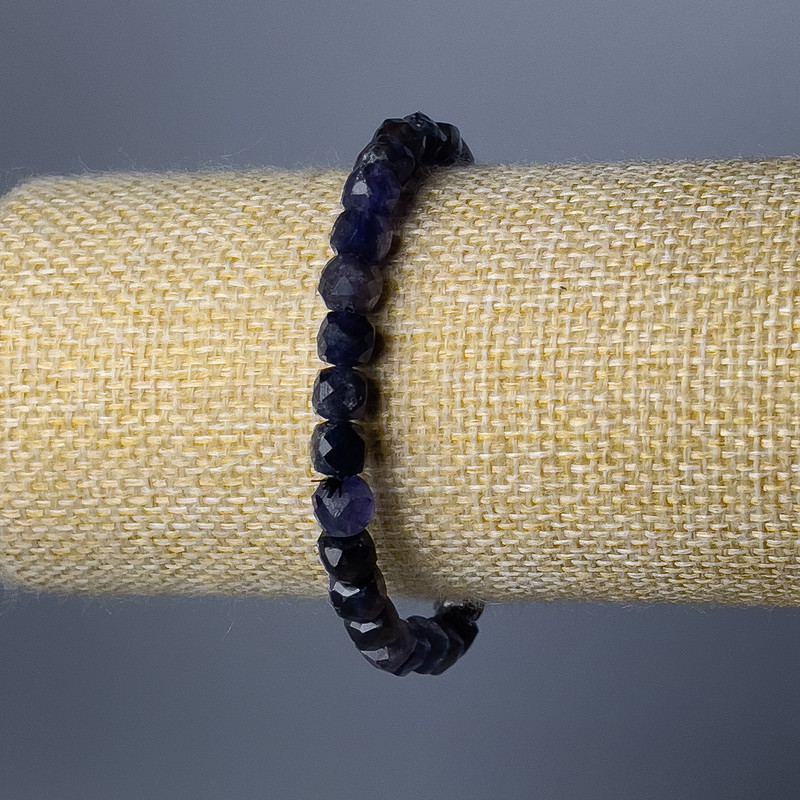 Bransoletka z iolitu, naturalny kamień, fasetowane kostki o średnicy około 6 mm, długość 18 cm (elastyczna)