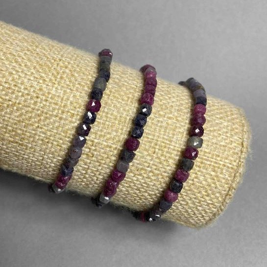 Bransoleta z szafiru i rubinu, naturalny kamień, fasetowane kostki o średnicy 4,5 mm, długość 18 cm (elastyczna)