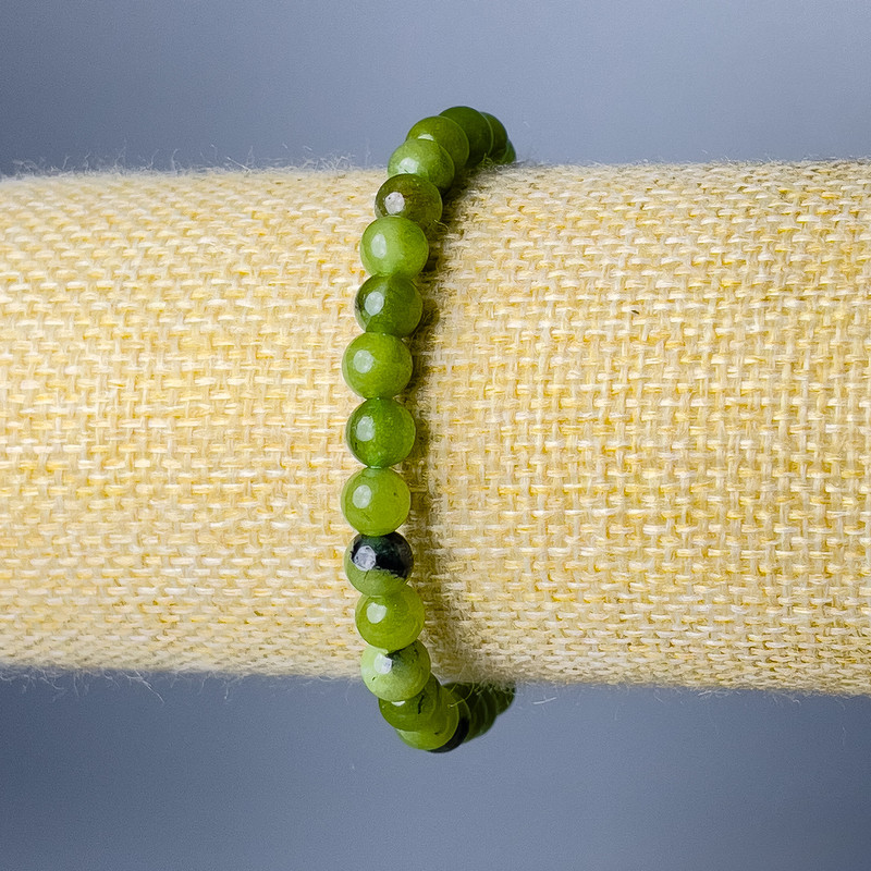 Bransoletka z jadeitu kanadyjskiego, naturalny kamień, gładkie kuleczki, średnica 6,5 mm, długość 18 cm (rozciągliwa)