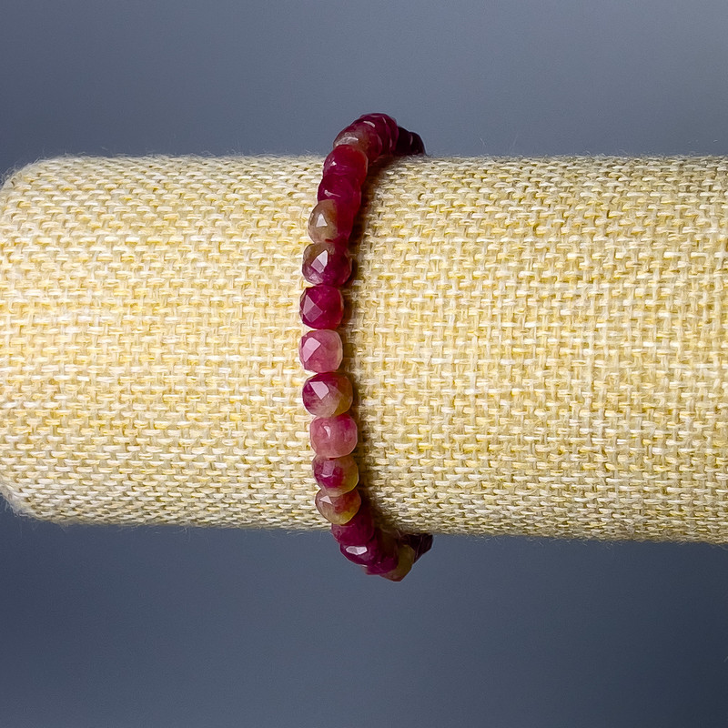 Bransoletka z polichromatycznym turmalinem, fasetowana kostka o średnicy ok. 5,5 mm, długość 18 cm (rozciągana)