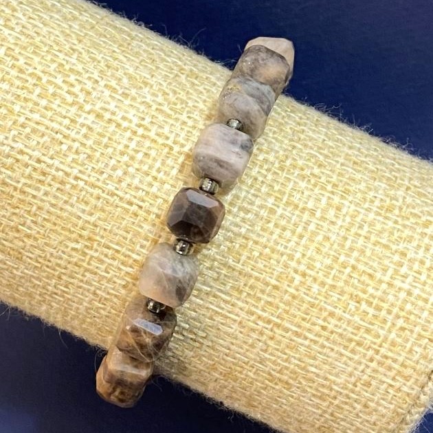 Bransoletka z naturalnego kamienia „Słoneczny Kamień” – fasetowane kostki, średnica około 8 mm, długość 18 cm (rozciągliwa), z koralikami