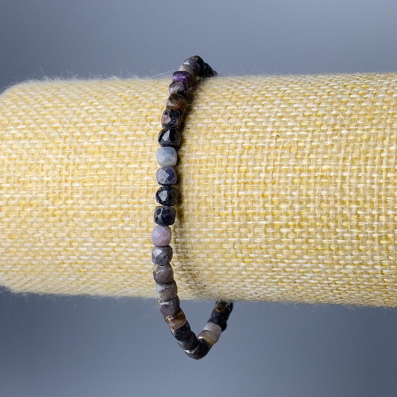 Bransoletka z naturalnego szafiru – fasetowany sześcian, średnica 4,5 mm, długość 18 cm (rozciągana)