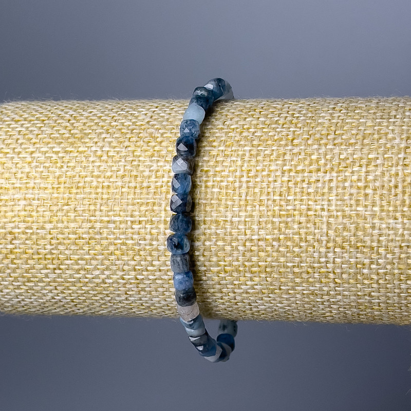 Bransoletka z kianitu, naturalny kamień, fasetowane kostki, średnica około 4,5 mm, długość 18 cm (elastyczna)