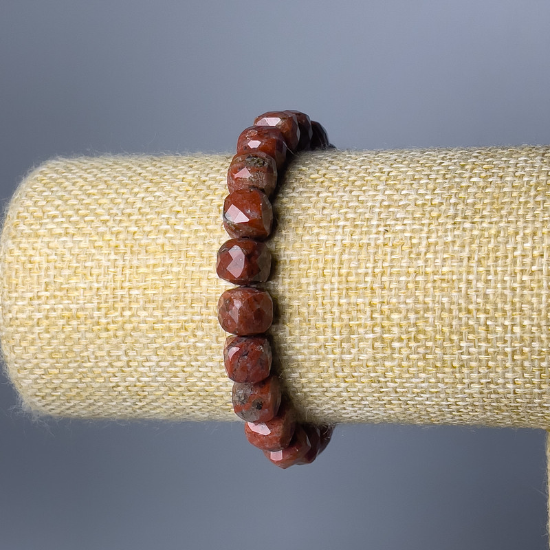 Bransoletka z czerwonego jaspisu, naturalny kamień, fasetowane kostki, średnica 8,5 mm, długość 18 cm (rozciągana)