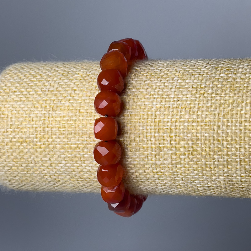 Bransoletka z karneolu, naturalny kamień, fasetowane kostki, średnica 8,5 mm, długość 18 cm (elastyczna)