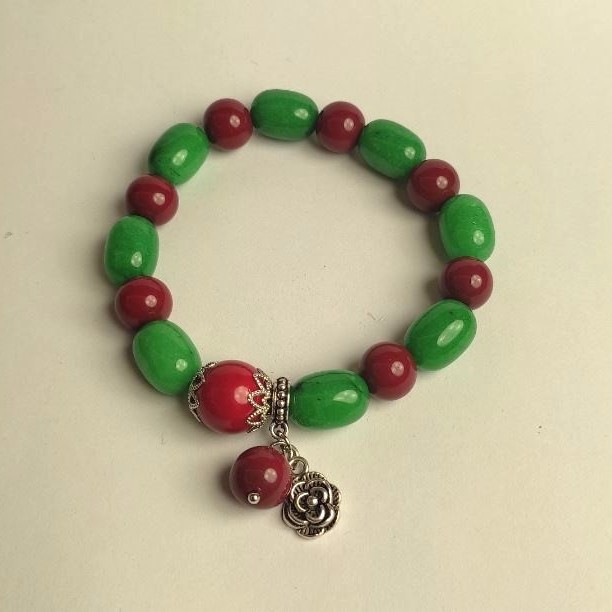 Bransoletka z chryzoprazem w formie barila i koralem w formie gładkiej kulki, średnica 10×14 mm dla chryzoprazu i 10–12 mm dla koralu, długość 18 cm (stretch) ze wstawkami