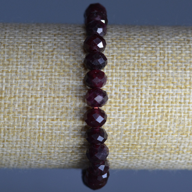 Bransoletka z rubelitu turmalinu — naturalny kamień fasetowany w kształcie rondela, średnica 8×6 mm, długość 18 cm (elastyczna)