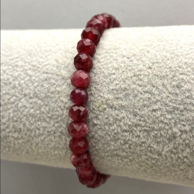 Bransoletka z rubelitowego turmalinu — fasetowane rondelki, średnica 6×5 mm, długość 18 cm (elastyczna)