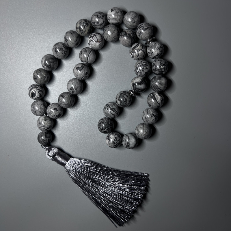 Mala z szarego oceanicznego jaspisu (sztuczny akryl) gładkie kuleczki, średnica 12 mm ±, 33 koraliki, z metalowymi wstawkami
