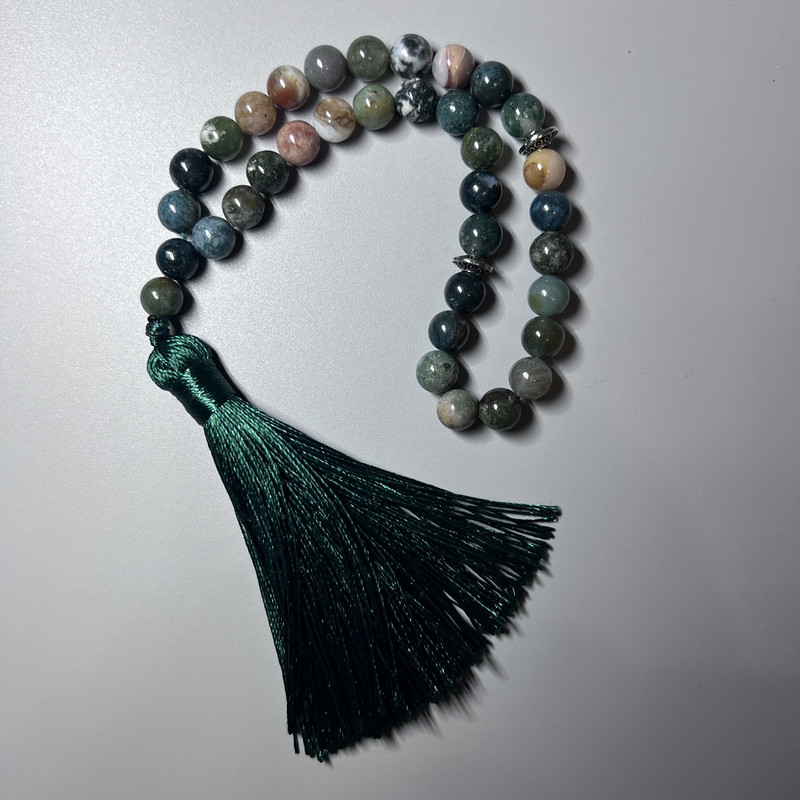 Mala z zielonego jaspisu, naturalny kamień, gładkie kulki, średnica 8 mm, 33 koraliki, z metalowymi wstawkami