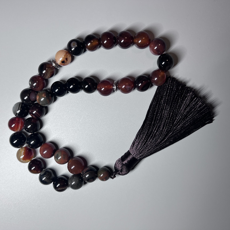 Mala z karneolu, naturalny kamień, gładkie kuleczki, średnica około 12 mm, 33 koraliki, z metalowymi wstawkami
