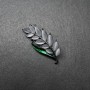 Broszka «Gałązka» z białym kocim okiem, zieloną emalią i złocistym metalem 22x47 mm