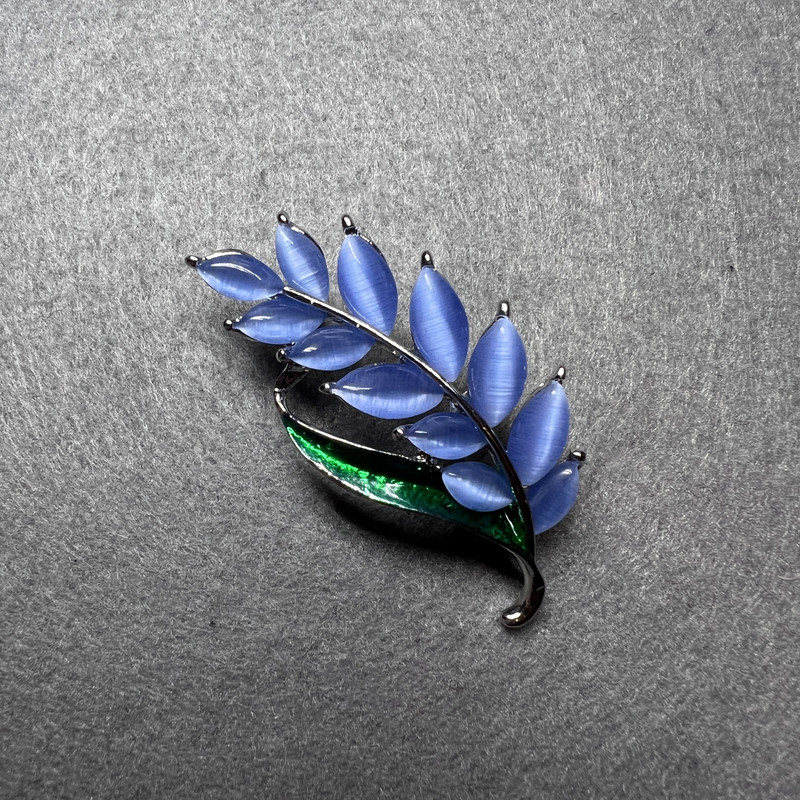 Broszka Gałązka – niebieskie kocie oko, zielona emalia, złocisty metal 22×47 mm