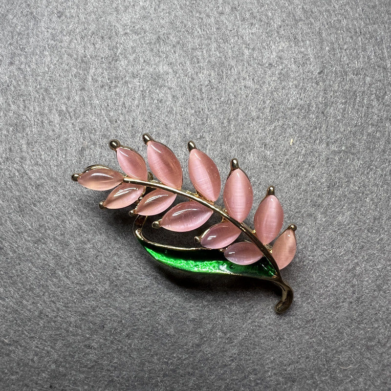 Broszka Gałązka różowe oko kota, zielona emalia, złocisty metal 22×47 mm