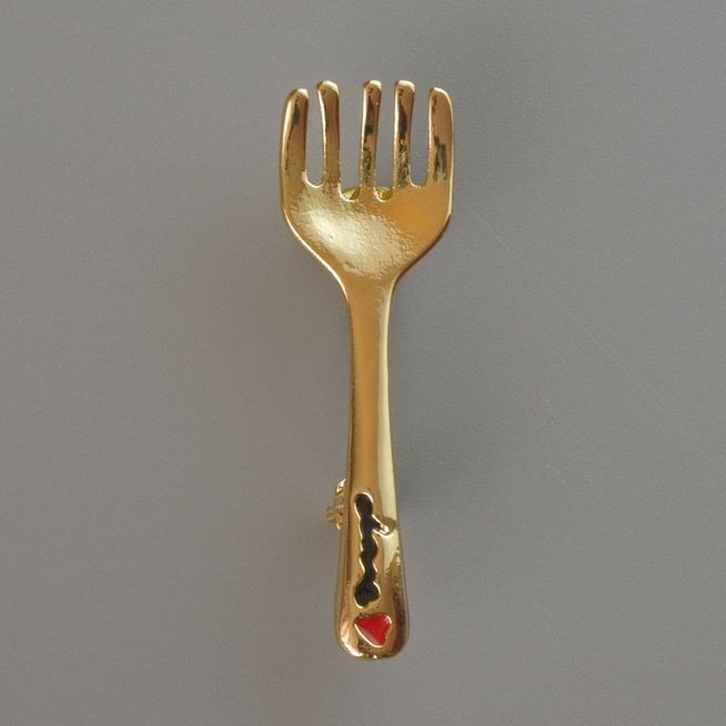 Broszka «Widelec» biała i czarna emalia, metal złocisty 11×36 mm