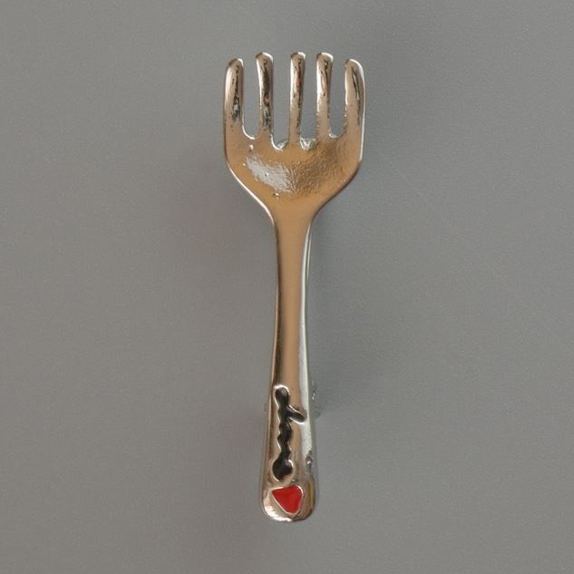 Broszka w formie widelca, biała i czarna emalia, metal srebrzysty, 11×36 mm