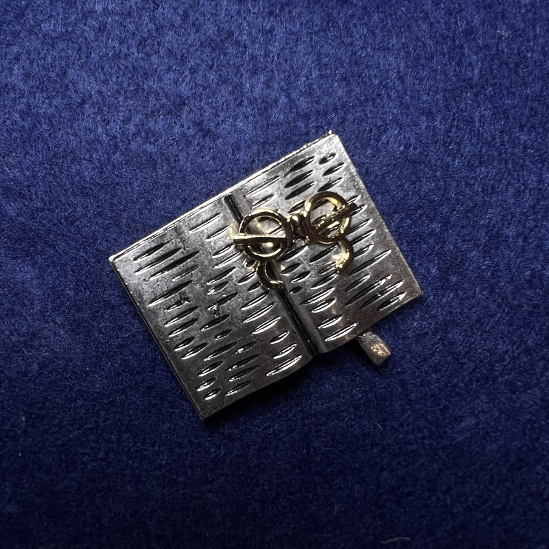Broszka Książka z okularami w szarej i złocistej emalii, srebrzysty metal 35×26 mm