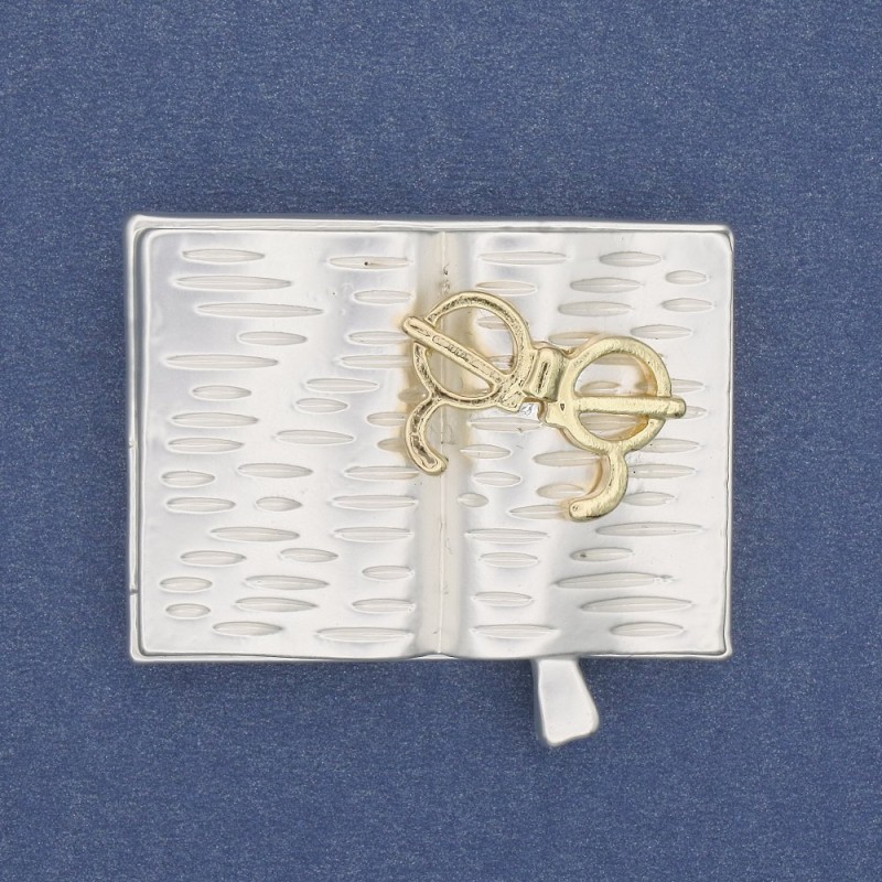 Broszka Książka z okularami, jasnoszara i złocista emalia, srebrzysty metal 35×26 mm