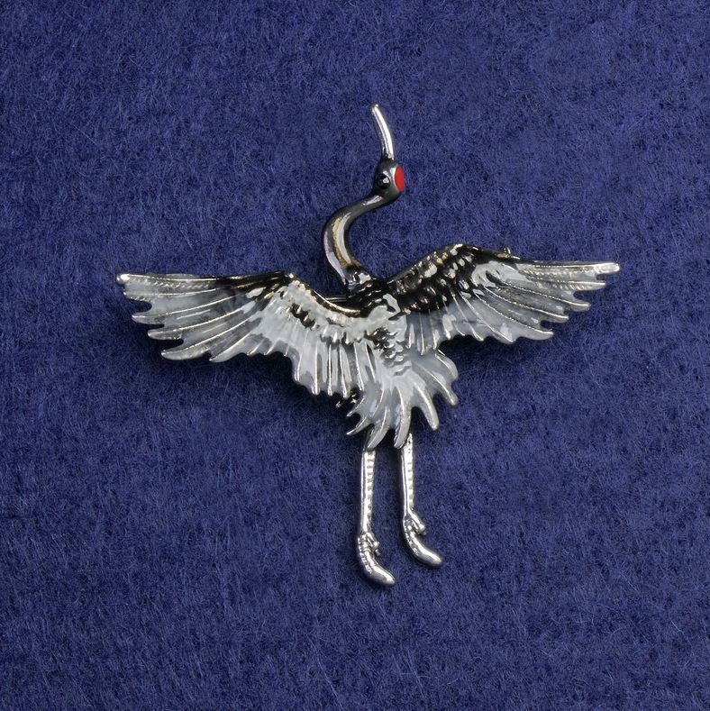 Broszka Żuraw szara i czarna emalia, metal srebrzysty 47×45 mm