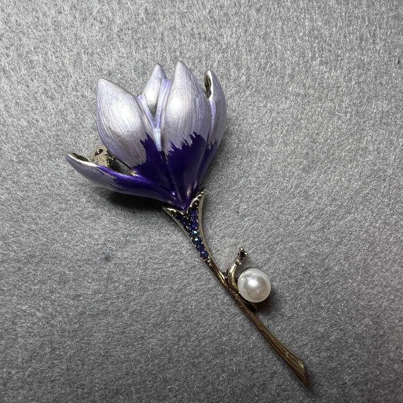 Broszka Kwiat Magnolia – emalia lilakowa i fioletowa, niebieskie kryształy, biała koralika, metal złocisty 29×65 mm