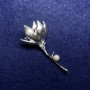 Broszka Kwiat Magnolia, srebrzyste kryształy, emalia, koralik, metal 29×65 mm