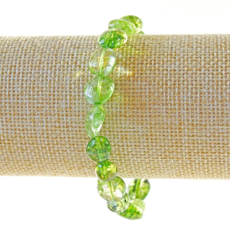 Bransoletka z zielonego kryształu, tonowana pod chromodiopsyd, fasetowane kuleczki o średnicy 10–12 mm, długość 18 cm ±