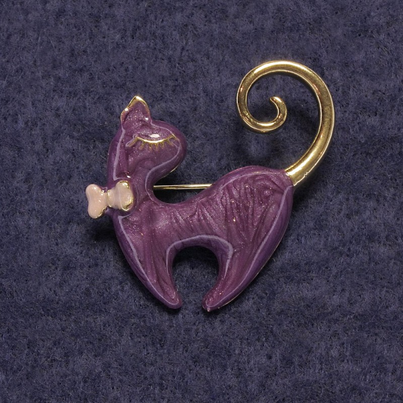 Broszka Kotek fioletowy perłowy, metal złocisty 37×38 mm